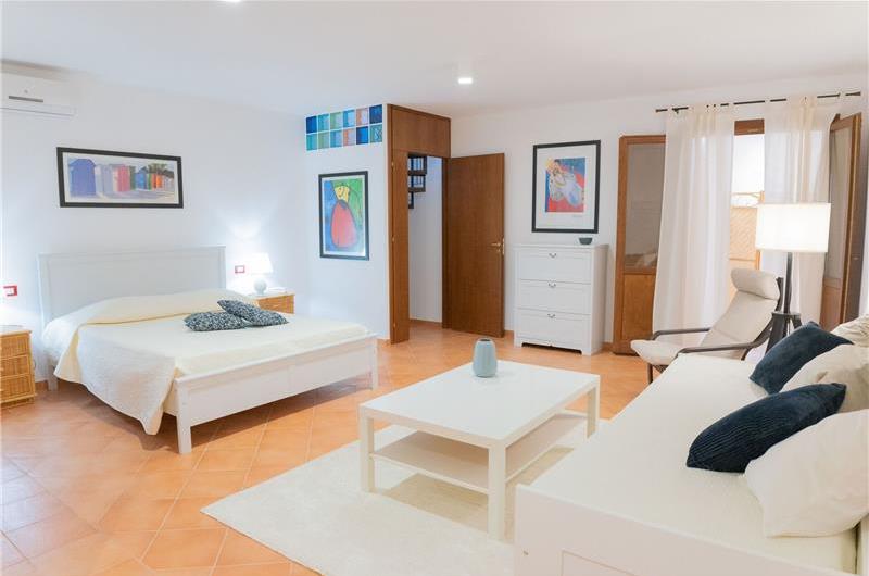 3 bedroom villa with pool and tennis court in Sicily, sleeps 6-8