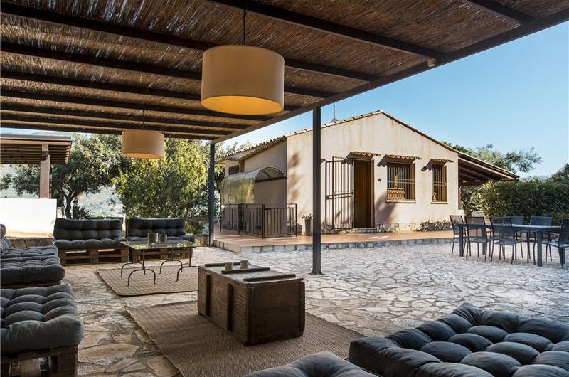 3 bedroom villa with pool and tennis court in Sicily, sleeps 6-8