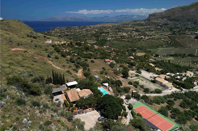 3 bedroom villa with pool and tennis court in Sicily, sleeps 6-8