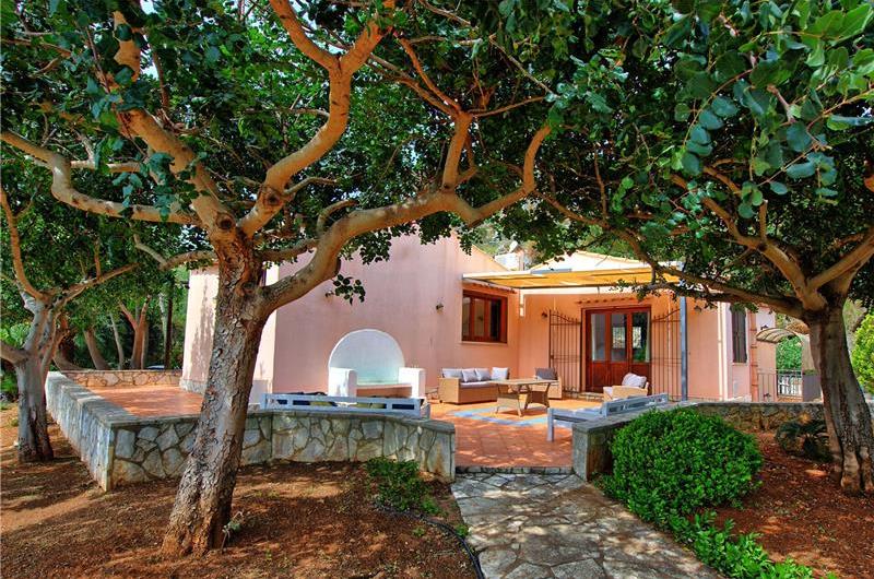 3 bedroom villa with pool and tennis court in Sicily, sleeps 6-8