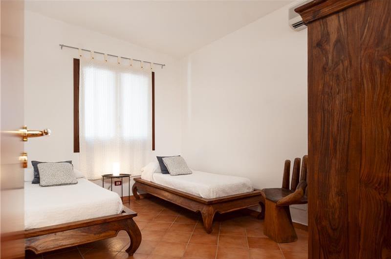 3 bedroom villa with pool and tennis court in Sicily, sleeps 6-8