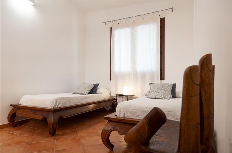 3 bedroom villa with pool and tennis court in Sicily, sleeps 6-8
