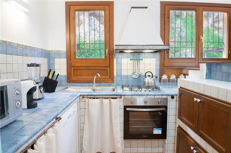 3 bedroom villa with pool and tennis court in Sicily, sleeps 6-8