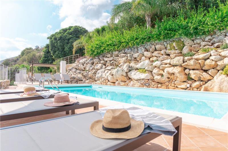 3 bedroom villa with pool and tennis court in Sicily, sleeps 6-8