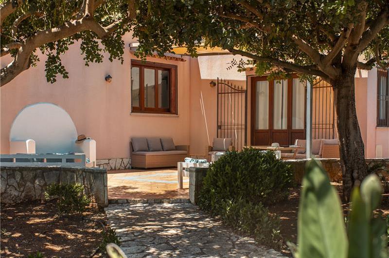 3 bedroom villa with pool and tennis court in Sicily, sleeps 6-8