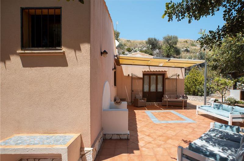 3 bedroom villa with pool and tennis court in Sicily, sleeps 6-8