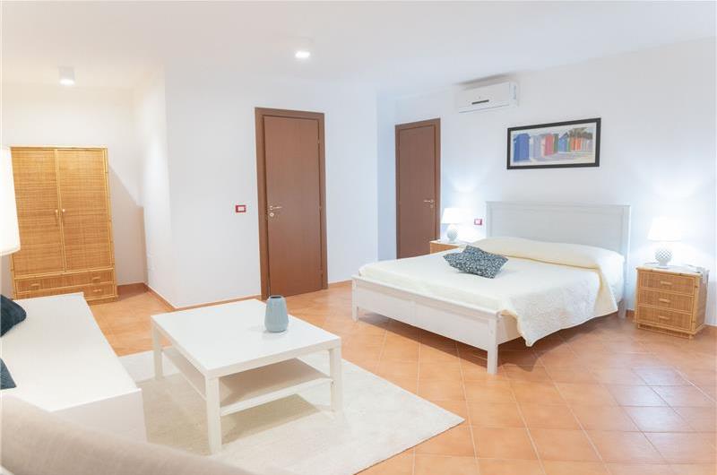 3 bedroom villa with pool and tennis court in Sicily, sleeps 6-8