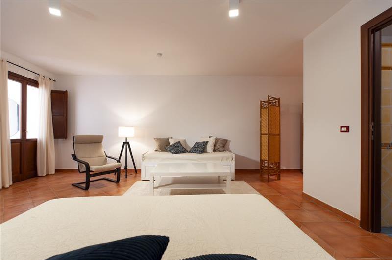 3 bedroom villa with pool and tennis court in Sicily, sleeps 6-8