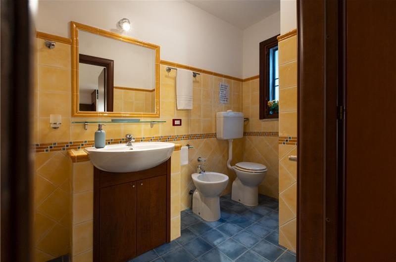 3 bedroom villa with pool and tennis court in Sicily, sleeps 6-8