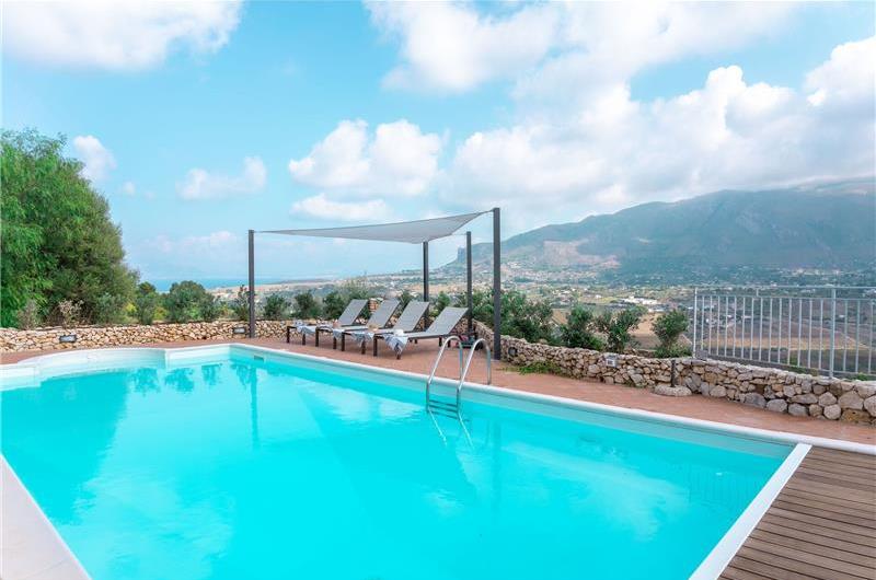 3 bedroom villa with pool and tennis court in Sicily, sleeps 6-8