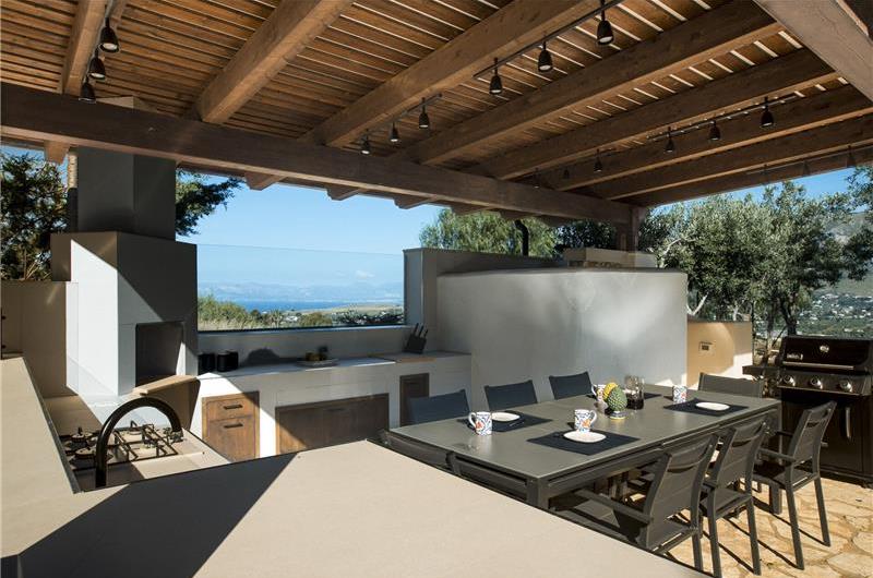 3 bedroom villa with pool and tennis court in Sicily, sleeps 6-8