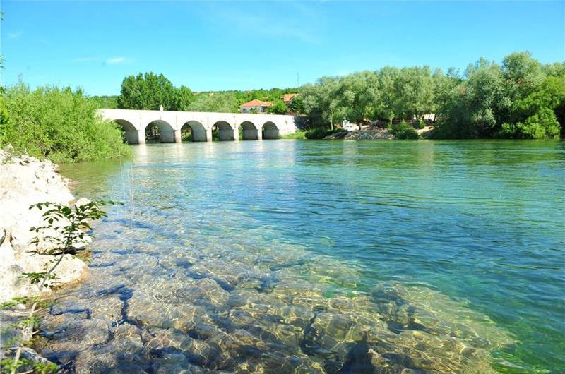 3 Bedroom Villa with Pool & Tennis Court near Sinj, sleeps 8