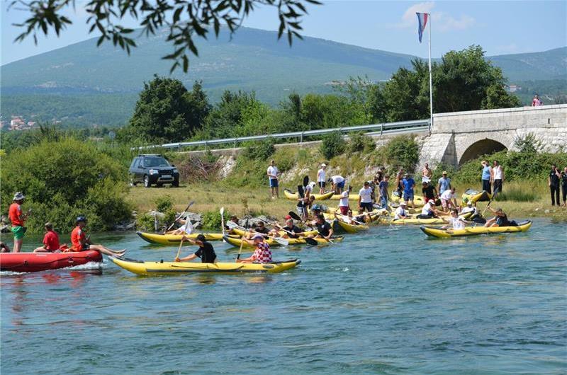 3 Bedroom Villa with Pool & Tennis Court near Sinj, sleeps 8