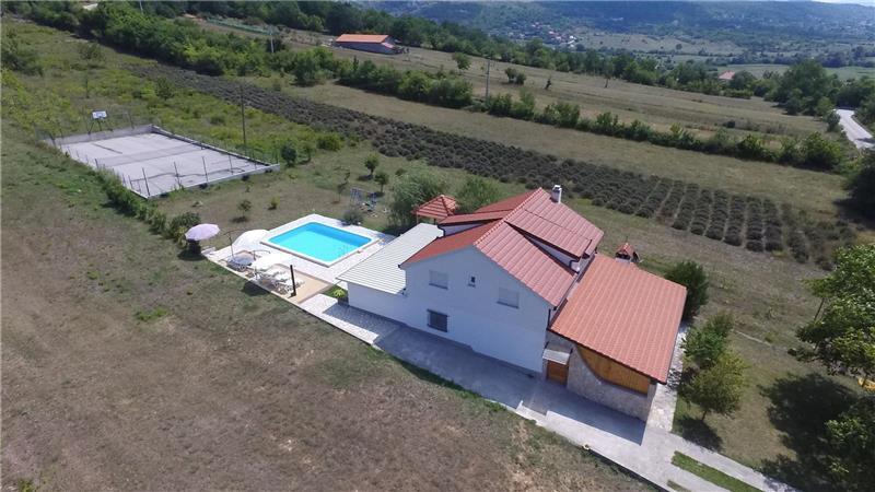 3 Bedroom Villa with Pool & Tennis Court near Sinj, sleeps 8