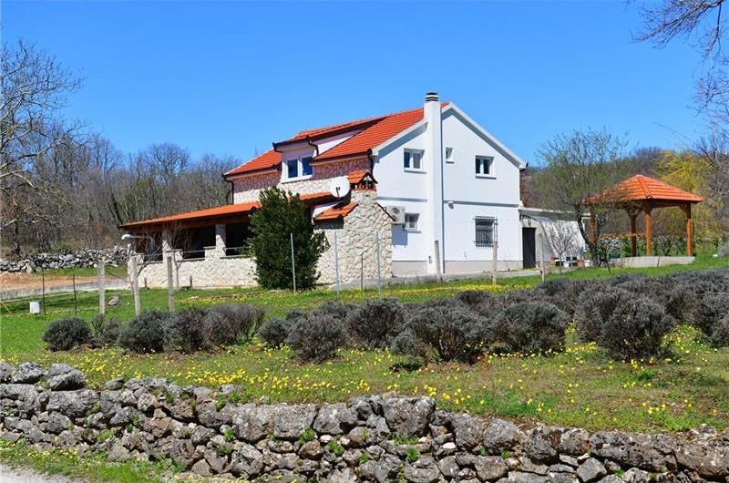 3 Bedroom Villa with Pool & Tennis Court near Sinj, sleeps 8