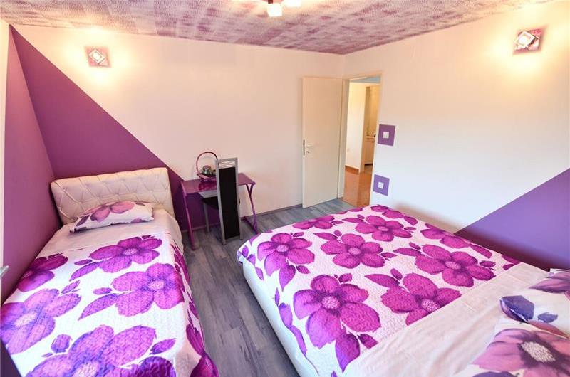 3 Bedroom Villa with Pool & Tennis Court near Sinj, sleeps 8