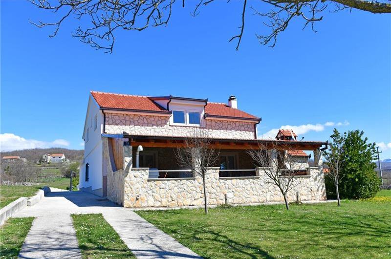 3 Bedroom Villa with Pool & Tennis Court near Sinj, sleeps 8