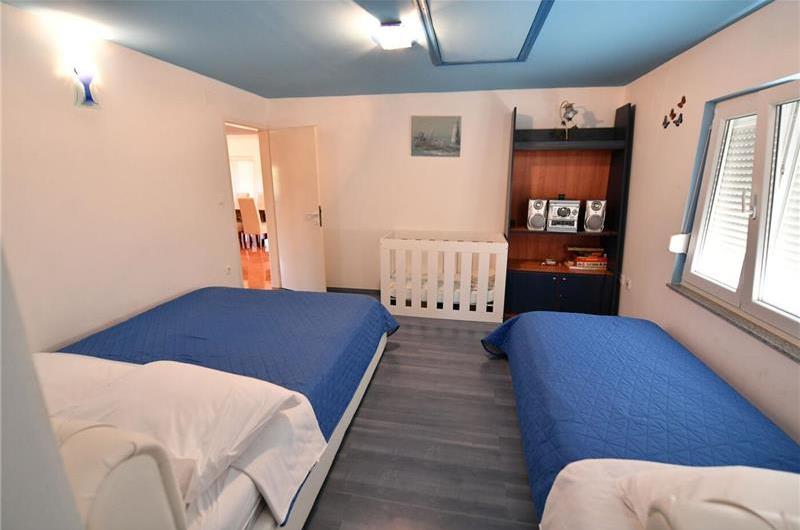 3 Bedroom Villa with Pool & Tennis Court near Sinj, sleeps 8