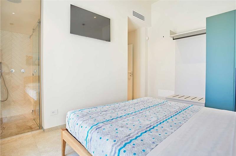 3 bedroom villa with infinity pool and jacuzzi, Scopello, sleeps 5-6