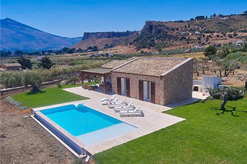 3 bedroom villa with infinity pool and jacuzzi, Scopello, sleeps 5-6