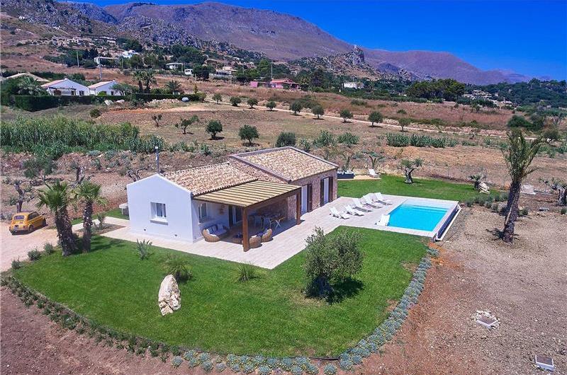 3 bedroom villa with infinity pool and jacuzzi, Scopello, sleeps 5-6