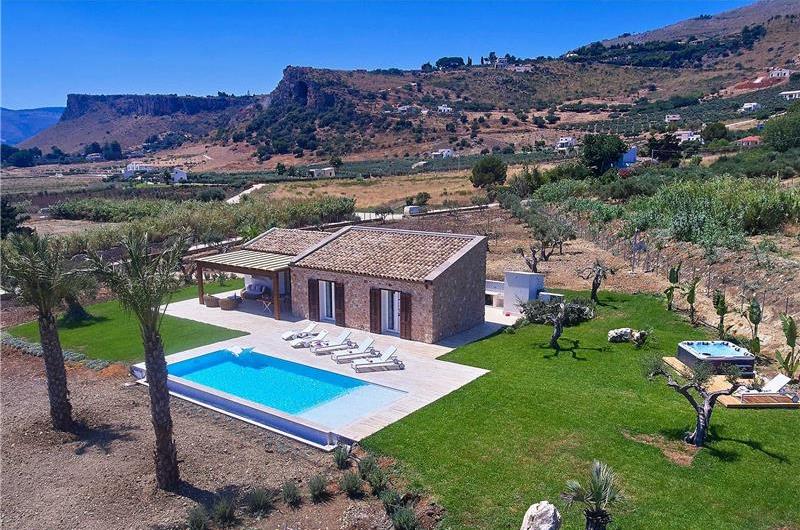 3 bedroom villa with infinity pool and jacuzzi, Scopello, sleeps 5-6