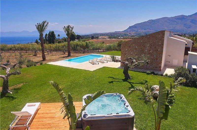 3 bedroom villa with infinity pool and jacuzzi, Scopello, sleeps 5-6