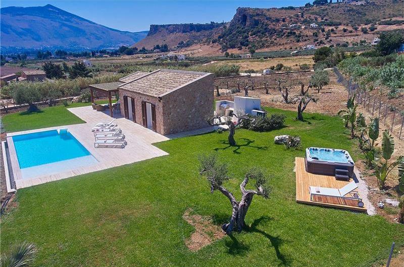 3 bedroom villa with infinity pool and jacuzzi, Scopello, sleeps 5-6