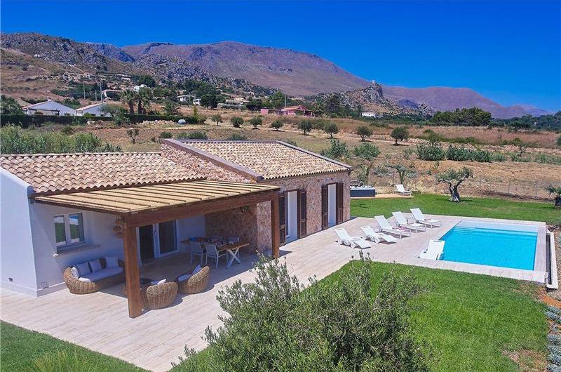 3 bedroom villa with infinity pool and jacuzzi, Scopello, sleeps 5-6