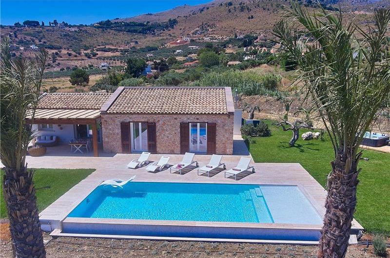 3 bedroom villa with infinity pool and jacuzzi, Scopello, sleeps 5-6