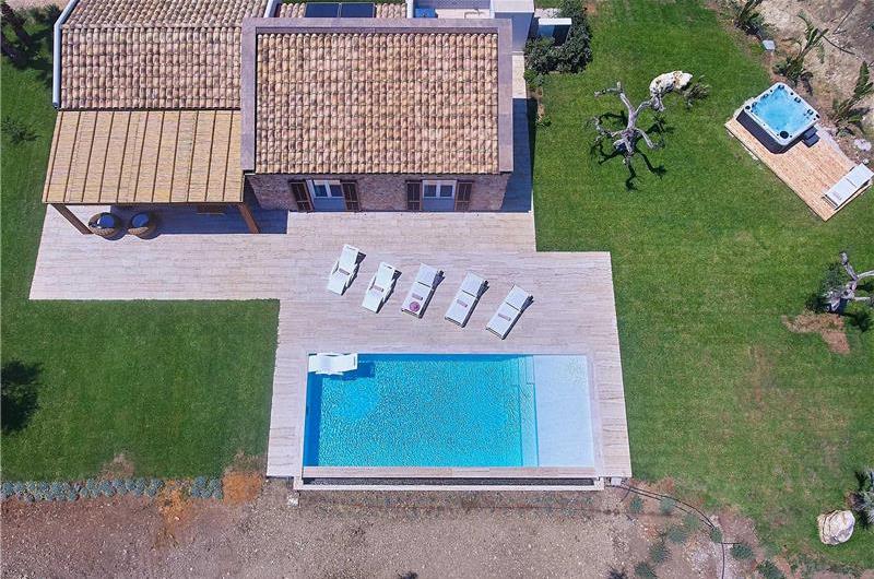 3 bedroom villa with infinity pool and jacuzzi, Scopello, sleeps 5-6