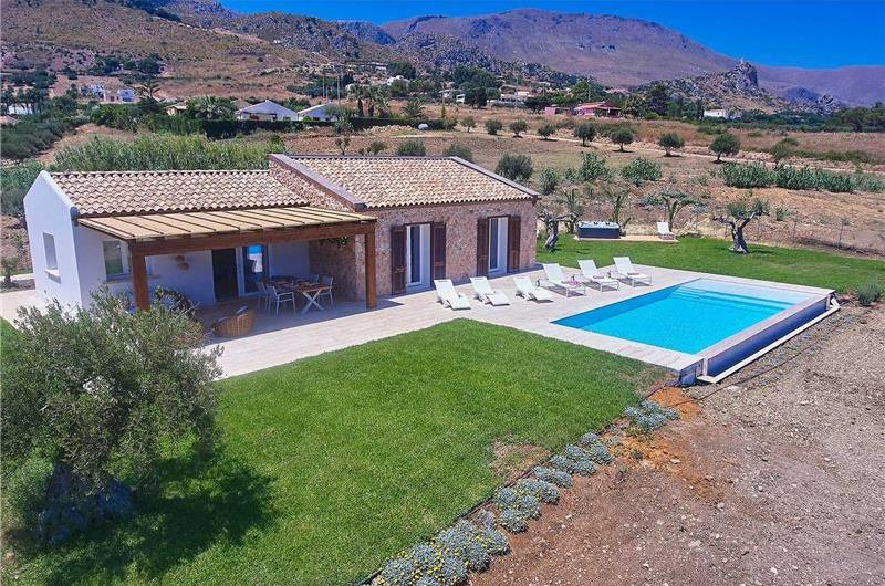 3 bedroom villa with infinity pool and jacuzzi, Scopello, sleeps 5-6