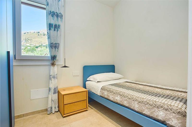 3 bedroom villa with infinity pool and jacuzzi, Scopello, sleeps 5-6