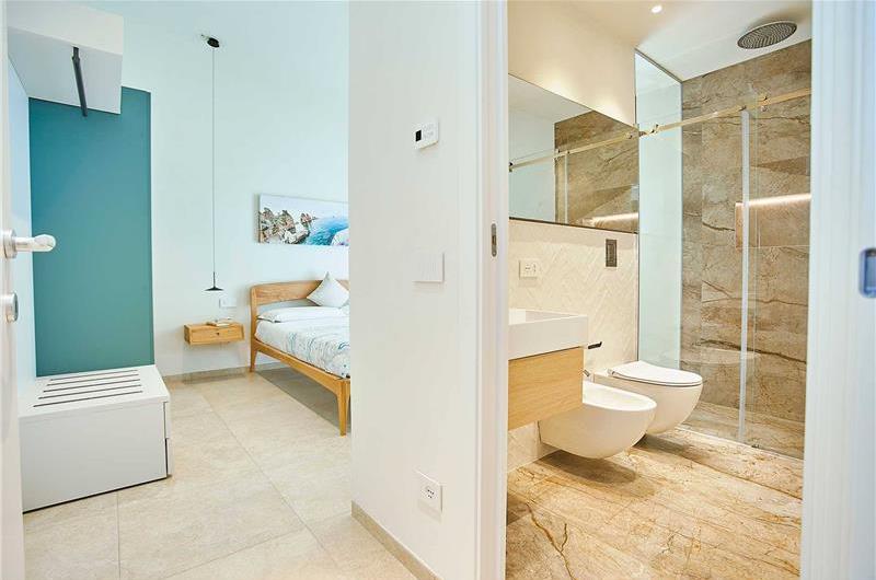 3 bedroom villa with infinity pool and jacuzzi, Scopello, sleeps 5-6