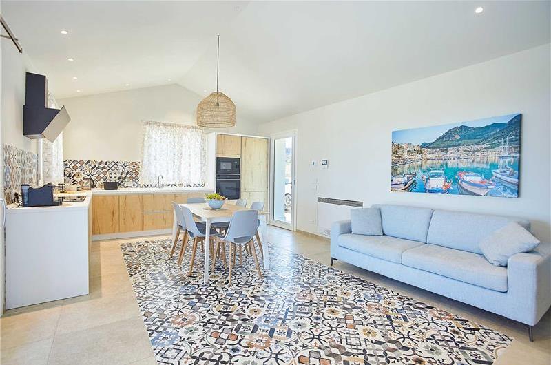 3 bedroom villa with infinity pool and jacuzzi, Scopello, sleeps 5-6