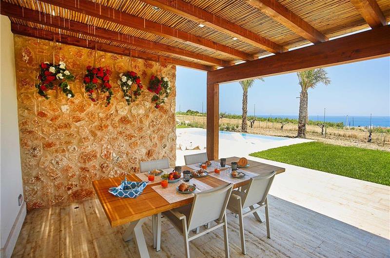 3 bedroom villa with infinity pool and jacuzzi, Scopello, sleeps 5-6