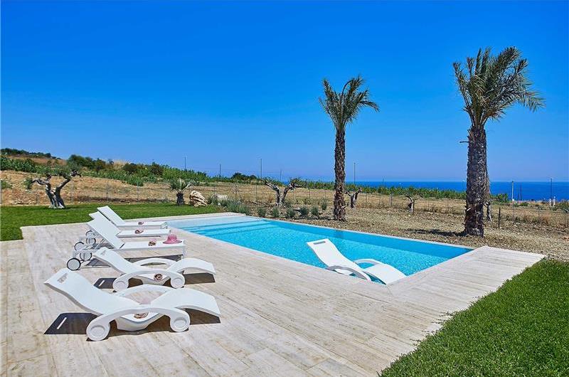 3 bedroom villa with infinity pool and jacuzzi, Scopello, sleeps 5-6