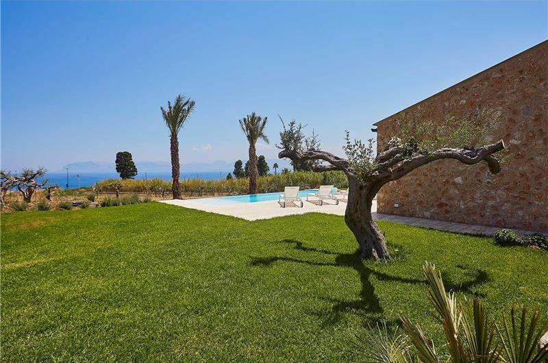 3 bedroom villa with infinity pool and jacuzzi, Scopello, sleeps 5-6