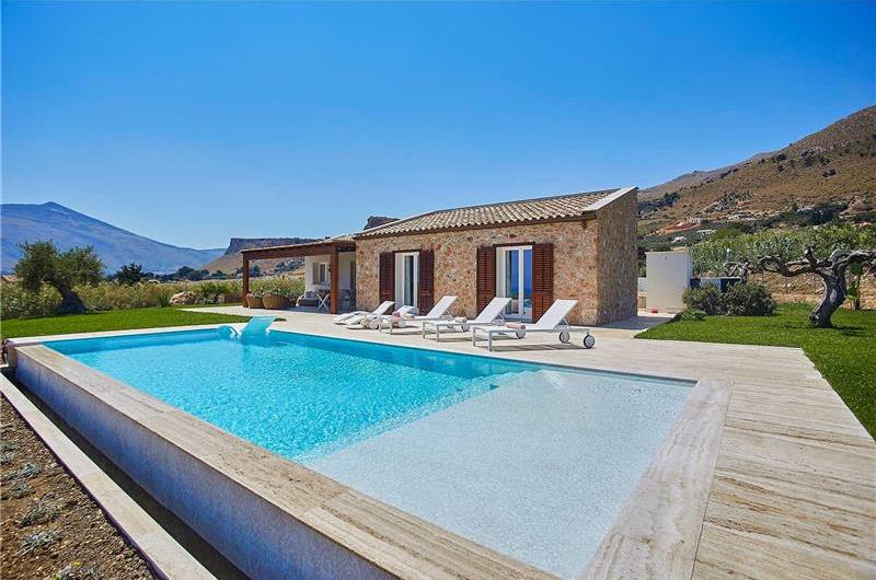 3 bedroom villa with infinity pool and jacuzzi, Scopello, sleeps 5-6