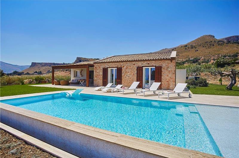 3 bedroom villa with infinity pool and jacuzzi, Scopello, sleeps 5-6