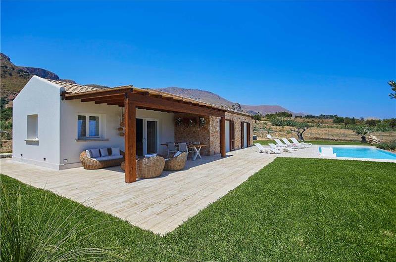 3 bedroom villa with infinity pool and jacuzzi, Scopello, sleeps 5-6