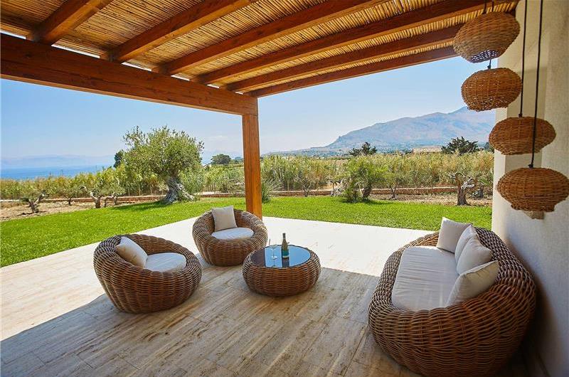 3 bedroom villa with infinity pool and jacuzzi, Scopello, sleeps 5-6