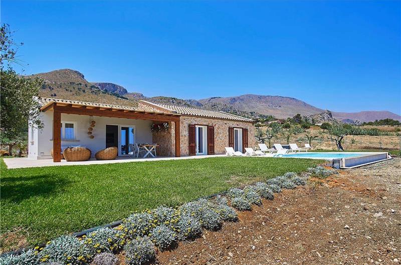 3 bedroom villa with infinity pool and jacuzzi, Scopello, sleeps 5-6