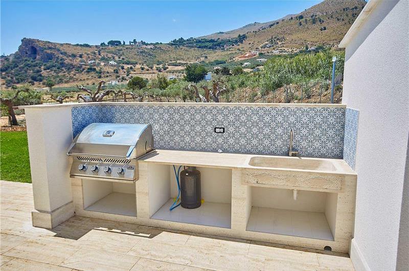 3 bedroom villa with infinity pool and jacuzzi, Scopello, sleeps 5-6