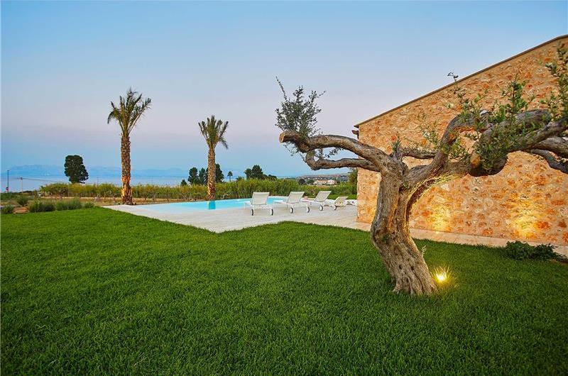 3 bedroom villa with infinity pool and jacuzzi, Scopello, sleeps 5-6