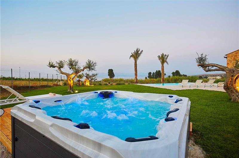 3 bedroom villa with infinity pool and jacuzzi, Scopello, sleeps 5-6