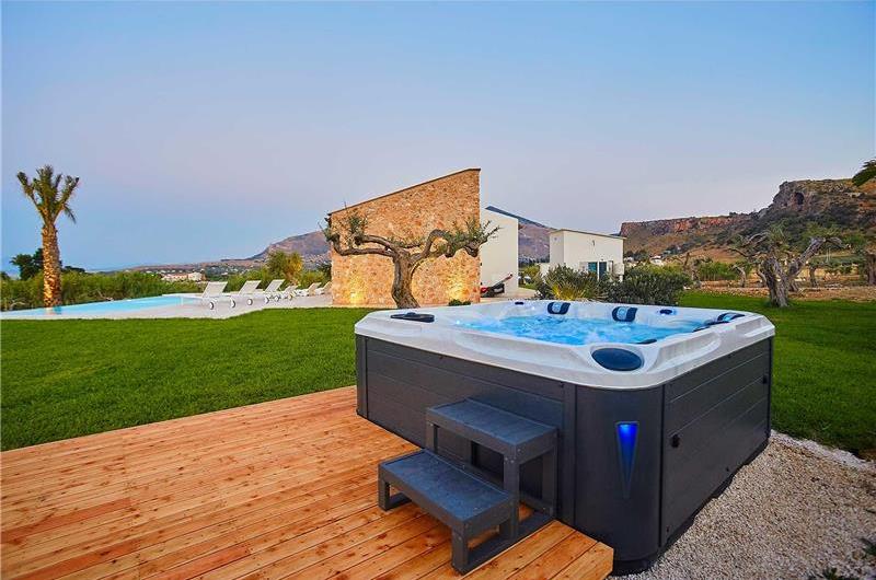 3 bedroom villa with infinity pool and jacuzzi, Scopello, sleeps 5-6