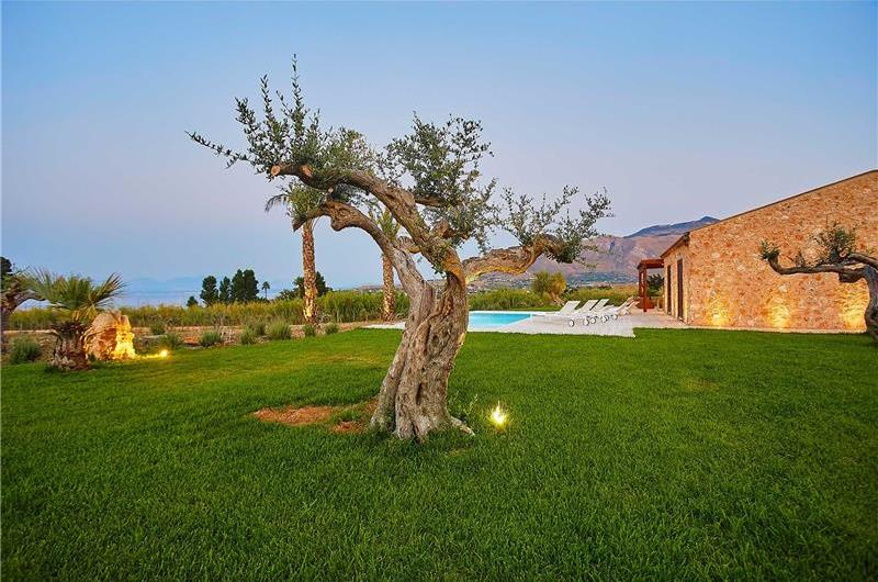 3 bedroom villa with infinity pool and jacuzzi, Scopello, sleeps 5-6