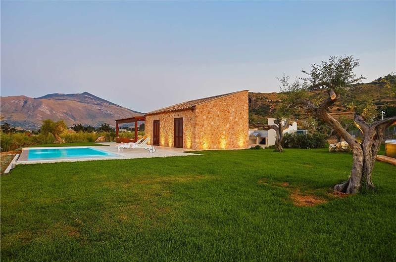 3 bedroom villa with infinity pool and jacuzzi, Scopello, sleeps 5-6