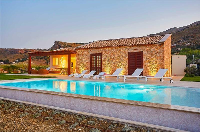 3 bedroom villa with infinity pool and jacuzzi, Scopello, sleeps 5-6